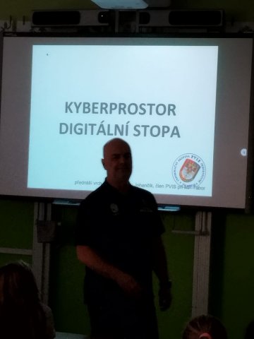 Městský policista na návštěvě ve školní družině