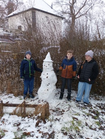 Dnes to před školou ožilo zimní radostí! 