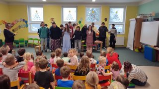 O dvanácti měsíčkách