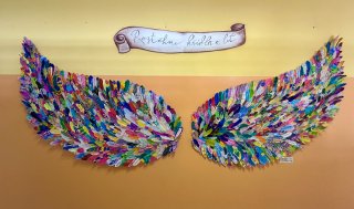 ???? Andělská křídla v šatnách nové budovy ZŠ – okrasa i fotokoutek